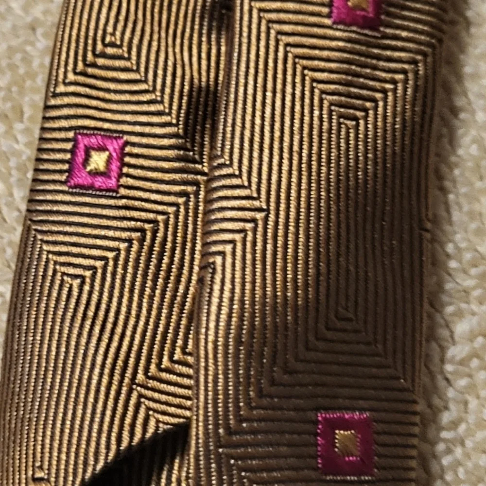 Vintage Tom James Ventura Gold & Pink Silk Tie Made in the USA. TALL